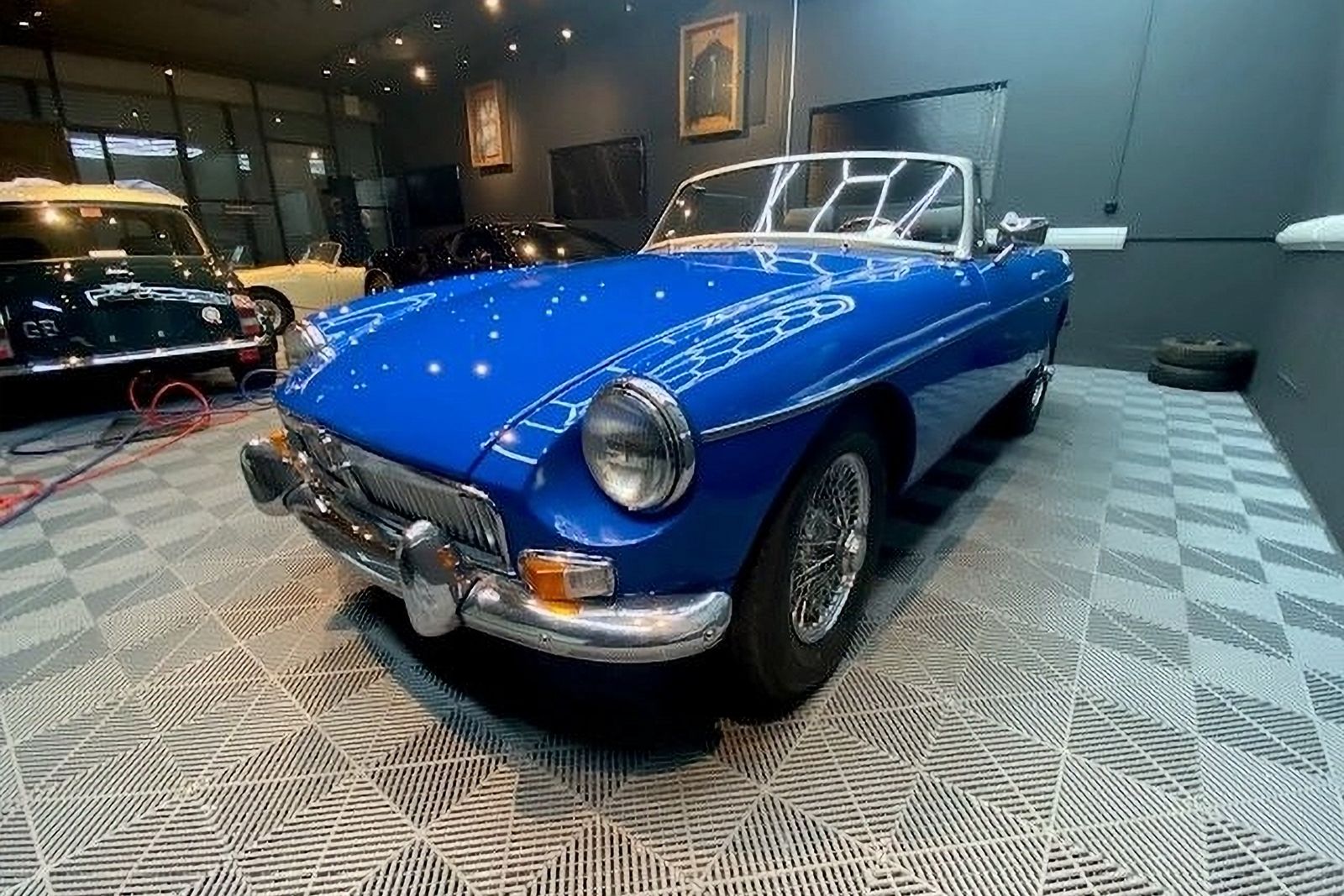 MGB クラシックカーも、専用ブースで