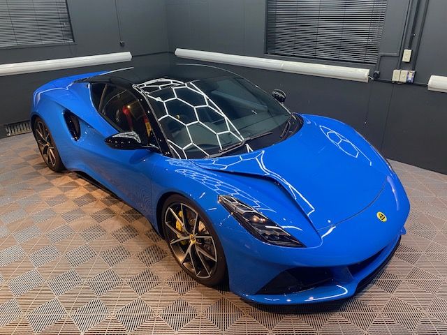 ロータス エミーラ プロテクションフィルムで、鮮やかなブルーに艶を